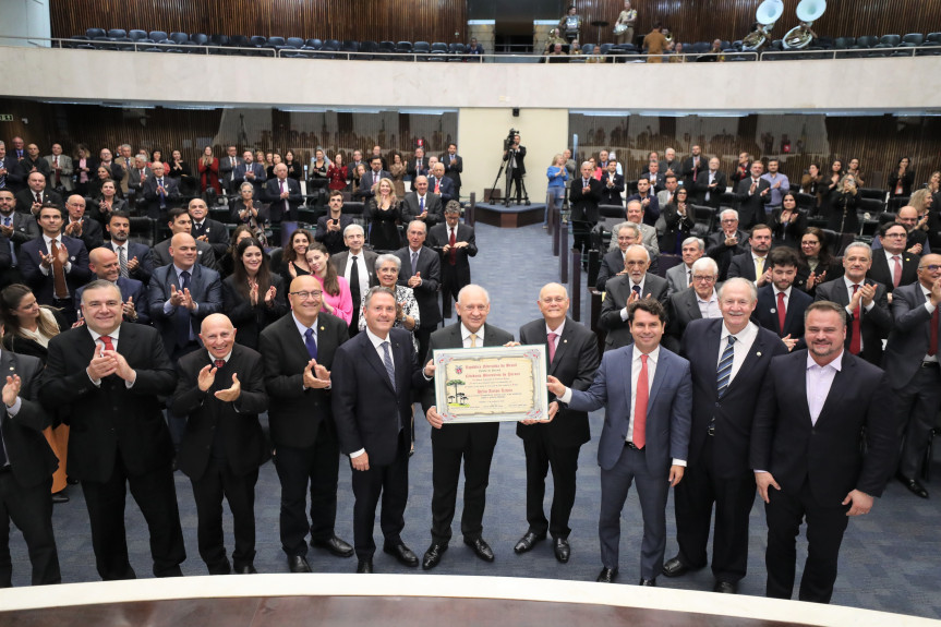 Solenidade lotou o Plenário da Assembleia Legislativa na noite desta terça-feira (17).