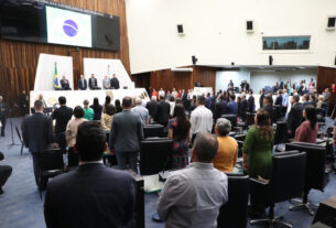 Solenidade lotou o Plenário da Assembleia Legislativa na noite desta quarta-feira (25).