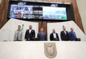 Solenidade ocorreu na noite desta quinta-feira (5), no Plenário da Assembleia Legislativa do Paraná.