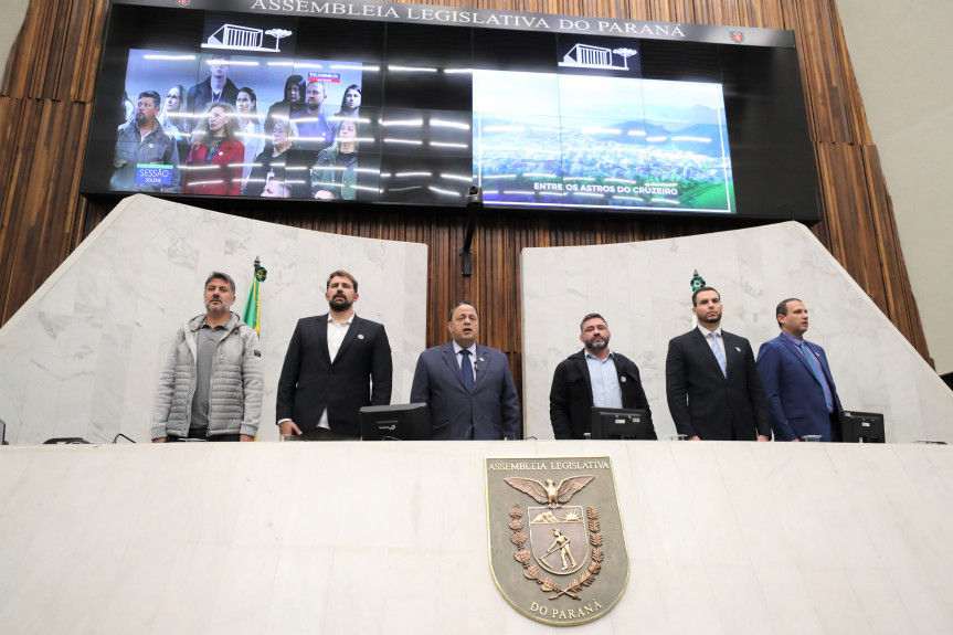 Solenidade ocorreu na noite desta quinta-feira (5), no Plenário da Assembleia Legislativa do Paraná.