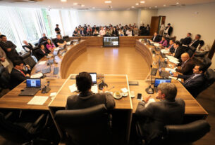 Reunião ocorreu no início da tarde desta terça-feira (10), no Auditório Legislativo.