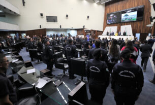 Solenidade ocorreu na noite desta segunda-feira (95), no Plenário da Assembleia Legislativa do Paraná.