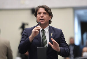 O deputado Anibelli Neto fundamentou sua proposição considerando a importância da indústria de laticínios no Paraná, o segundo maior produtor de leite do Brasil, com 4,4 bilhões de litros produzidos em 2022, gerando um Valor Bruto de Produção (VBP) de R$ 11,4 bilhões segundo o Departamento de Economia Rural (Deral).