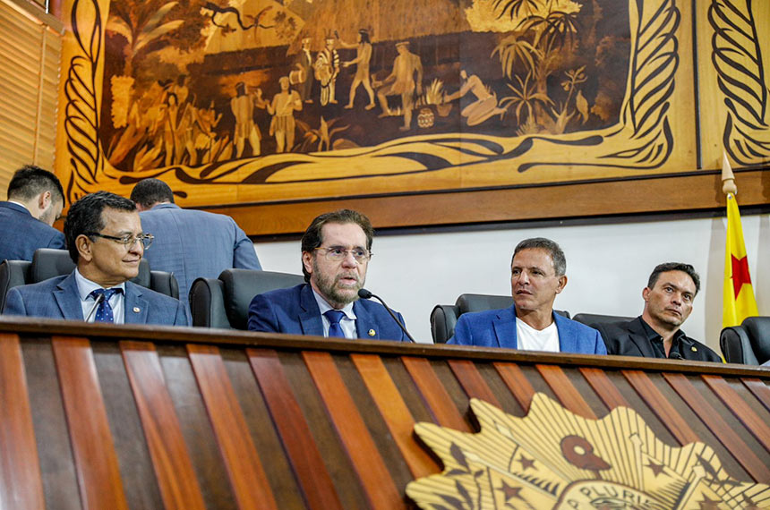 Os senadores que compõem a Comissão Parlamentar de Inquérito das ONGs, estiveram na Assembleia Legislativa do Acre (Aleac) na manhã desta sexta-feira (20), para ouvir lideranças locais sobre a situação da BR-364 e também de abusos cometidos por autoridades com moradores das Resex acreanas, assim como possível desvio de recursos públicos por parte de Organizações.