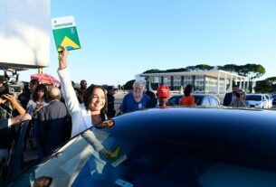 Na Praça dos Três Poderes, parlamentares celebram aprovação de relatório da CPMI — Senado Notícias