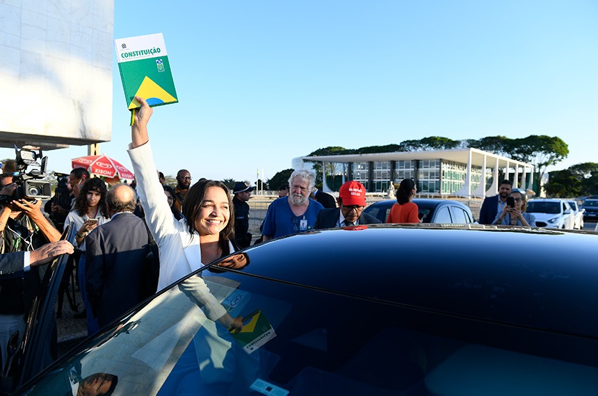 Na Praça dos Três Poderes, parlamentares celebram aprovação de relatório da CPMI — Senado Notícias