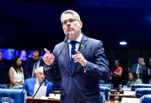 À bancada, em pronunciamento, senador Alessandro Vieira (MDB-SE).