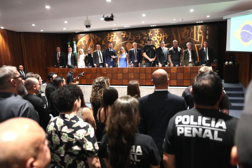 Solenidade ocorreu no Plenarinho da Casa, na manhã desta segunda-feira (13).