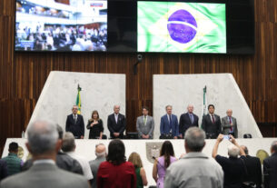 Solenidade ocorreu na noite desta quarta-feira (29), no Plenário da Assembleia Legislativa do Paraná.