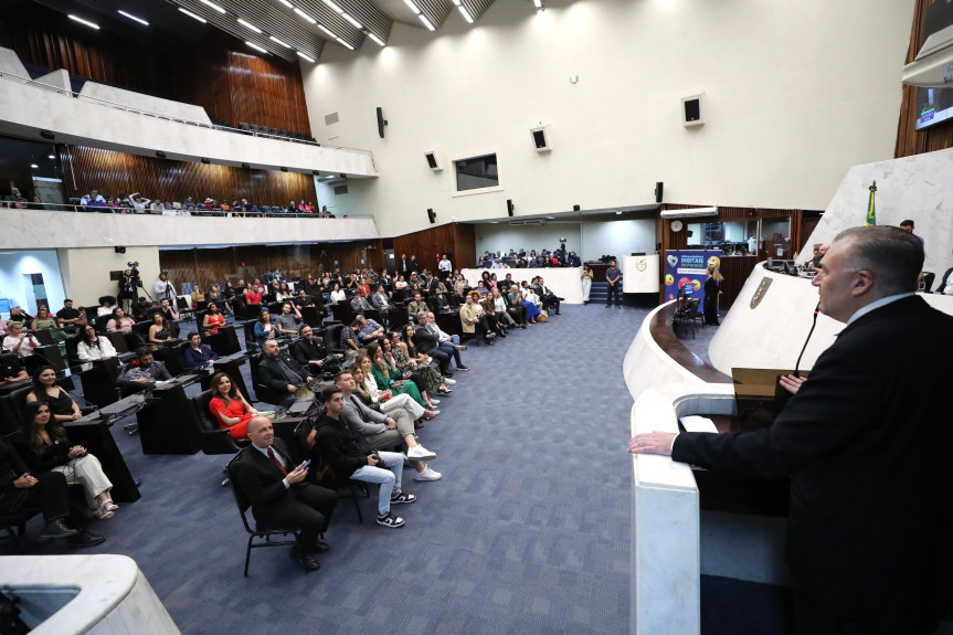 Solenidade lotou o Plenário da Assembleia Legislativa na noite desta terça-feira (28).