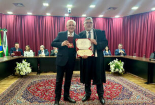 O presidente da Assembleia Legislativa do Paraná, deputado Ademar Traiano (PSD),recebeu a medalha da Comenda do Mérito Eleitoral das Araucárias das mãos do presidente do TRE-PR, Desembargador Wellington Emanuel Coimbra de Moura.