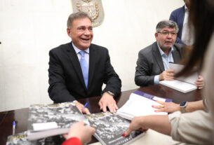 Lançamento do livro ocorreu no Plenário da Assembleia Legislativa.