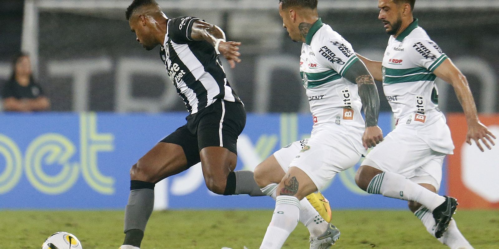 Brasileiro: Botafogo pega Coritiba tentando voltar à luta pelo título