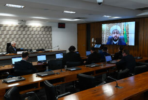 No painel, imam da Mesquita Brasil, Sheikh Mohamed Al Bukai, em pronunciamento via videoconferência.