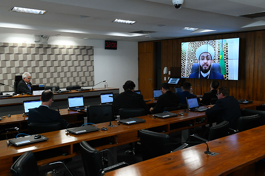 No painel, imam da Mesquita Brasil, Sheikh Mohamed Al Bukai, em pronunciamento via videoconferência.