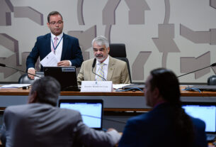 À mesa, presidente da CAS, senador Humberto Costa (PT-PE), conduz reunião.