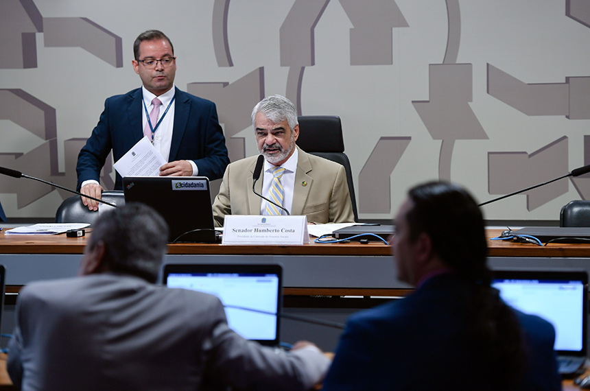 À mesa, presidente da CAS, senador Humberto Costa (PT-PE), conduz reunião.