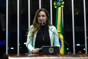 À tribuna, em discurso, senadora Augusta Brito (PT-CE).