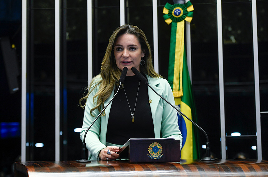 À tribuna, em discurso, senadora Augusta Brito (PT-CE).