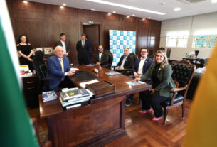 Visitantes foram recebidos pelo presidente da Casa, deputado Ademar Traiano (PSD), no Gabinete da Presidência.