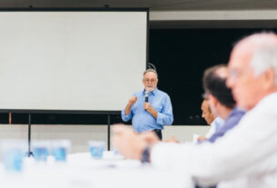 "A decisão sobre o Contorno Leste é política. Por isso precisamos unir forças e deixar claro que a obra tem o apoio de todos. Não há impedimento técnico, é totalmente viável colocar o Contorno Leste nas concessões, de preferência no Lote 3 que abrange mais rodovias na nossa região", comentou o deputado estadual Tercilio Turini.