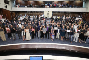 Entrega do Prêmio Destaque Empreendedor 2023 prestigiou 43 representantes dos mais diversos setores no Plenário da Assembleia.