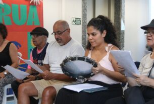 Coral formado por pessoas em situação de rua se apresenta em São Paulo