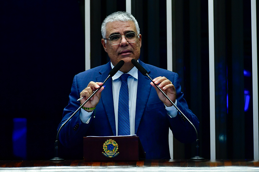 À tribuna, em discurso, senador Eduardo Girão (Novo-CE).