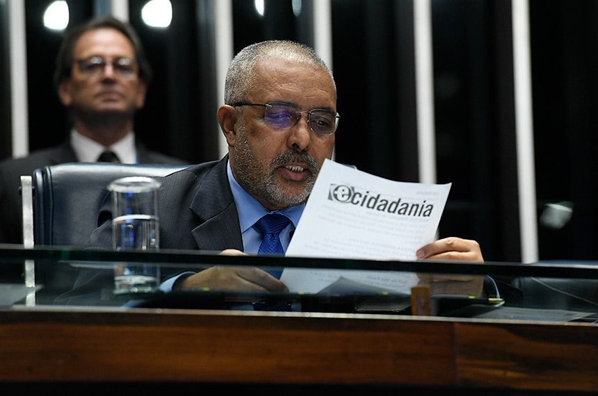 À mesa, presidente desta sessão de debates temáticos, senador Paulo Paim (PT-RS), lê perguntas e comentários do portal e-Cidadania.