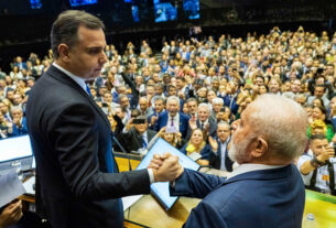 Presidente do Senado Federal, senador Rodrigo Pacheco (PSD-MG) cumprimenta presidente da República Luiz Inácio Lula da Silva.