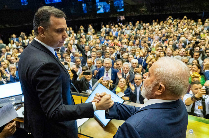 Presidente do Senado Federal, senador Rodrigo Pacheco (PSD-MG) cumprimenta presidente da República Luiz Inácio Lula da Silva.