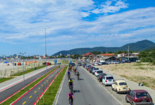 Adultos e crianças participam de passeio ciclístico pela orla revitalizada de Matinhos