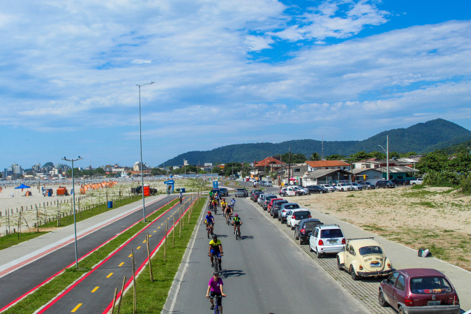 Adultos e crianças participam de passeio ciclístico pela orla revitalizada de Matinhos