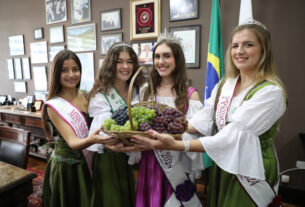 A rainha e as princesas da 57ª edição da Festa da Uva estiveram na Assembleia nesta quinta-feira (18).