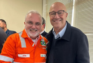 O deputado Luiz Claudio Romanelli (PSD) ao lado do presidente da Petrobras, Jean Paul Prates.