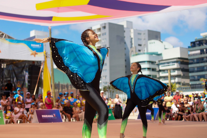 Atletas de ginástica rítmica se apresentam e dão colorido ao Verão Maior Paraná