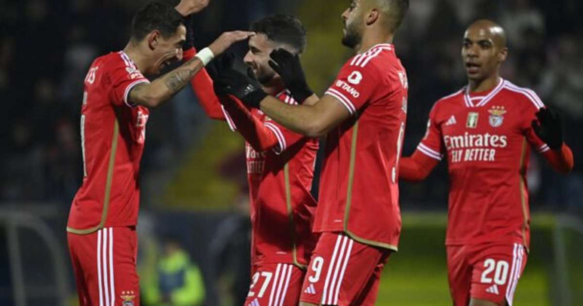 Benfica vence Arouca e segue na caça ao Sporting