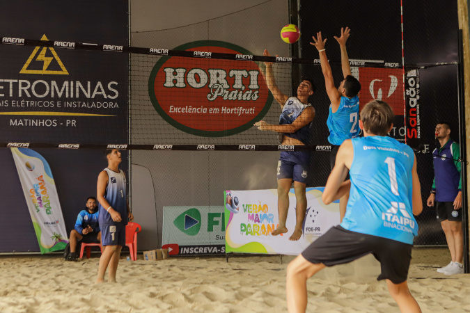 Com chuvas, atletas disputam Circuito Paranaense de Vôlei de Praia em novo local