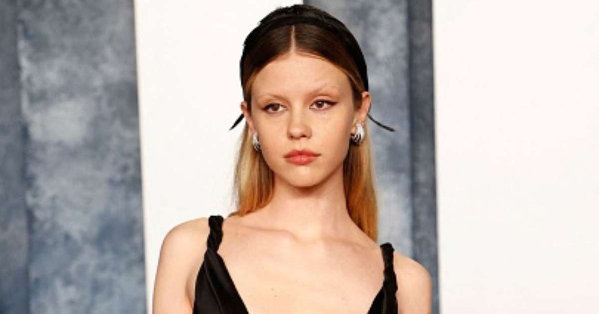 Mia Goth é acusada de chutar cabeça de figurante