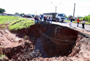 Obra emergencial no trecho da PR-323 danificado por chuvas em Umuarama está em execução