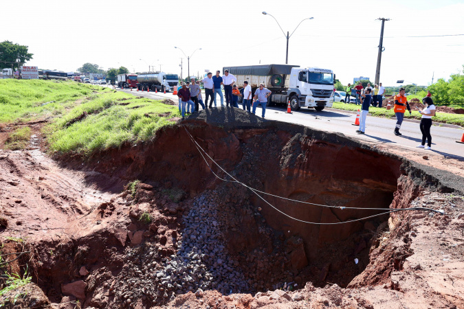 Obra emergencial no trecho da PR-323 danificado por chuvas em Umuarama está em execução