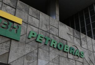 Petrobras abre investigação administrativa de venda de refinaria