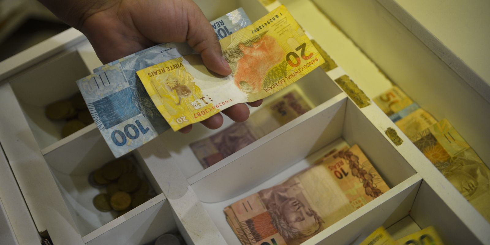 Salário mínimo de R$ 1.412 entra em vigor nesta segunda-feira