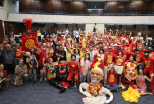 Às vésperas do Carnaval, representantes do bloco promovem folia durante homenagem no Parlamento.