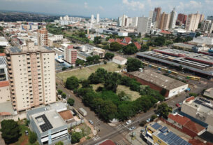 A área de 12 mil metros quadrados na Avenida Leste-Oeste, em frente ao Terminal Urbano, foi adquirida pelo Governo do Estado por R$ 19 milhões. A previsão do governo estadual é de concluir projetos e licitar a obra até o final deste ano, para concluir a construção em 2026.