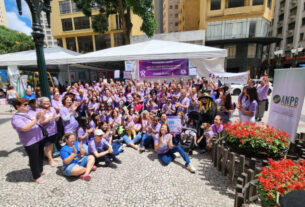 A ação reuniu pessoas com doenças raras, familiares, profissionais de saúde, representantes de diversas instituições e gestores públicos.