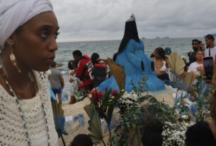 Homenagem a Iemanjá reúne milhares de pessoas no Arpoador