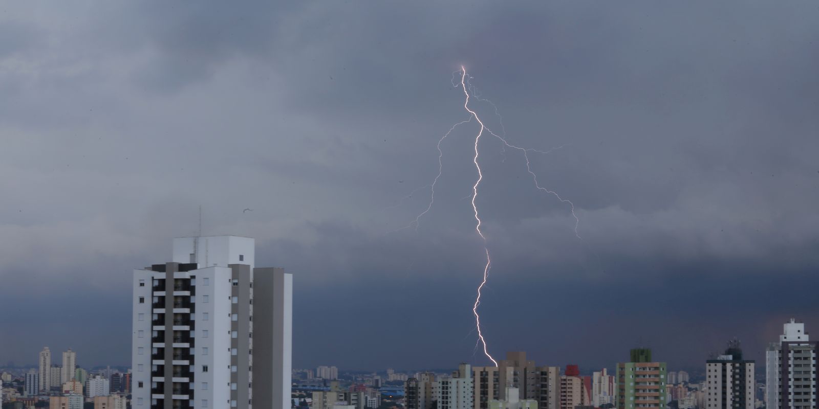 Inmet alerta sobre vento e chuvas intensas em diversas partes do país