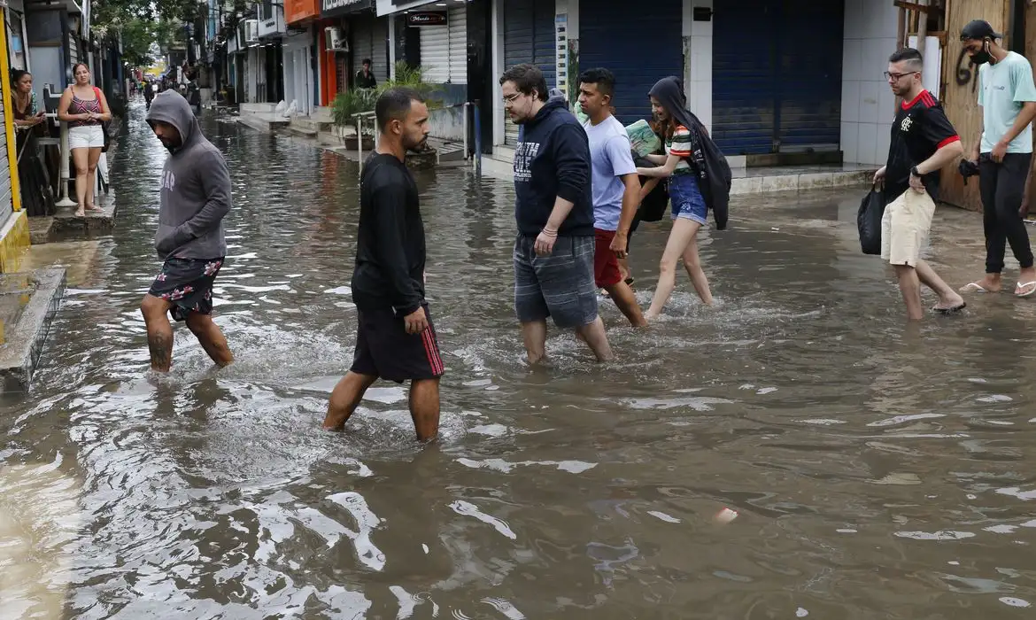 Ministério da Saúde envia kits para atender vítimas das fortes chuvas no Rio de Janeiro — Agência Gov