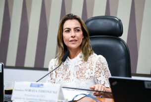 À mesa, presidente da CRA, senadora Soraya Thronicke (União-MS).